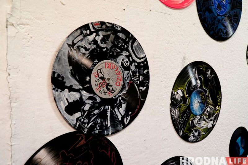 “Ёсць пагорак, з якога бачна Брэст”. Гродзенскі мастак-эмігрант паехаў у Цярэспаль, каб намаляваць Беларусь - і зрабіў выставу