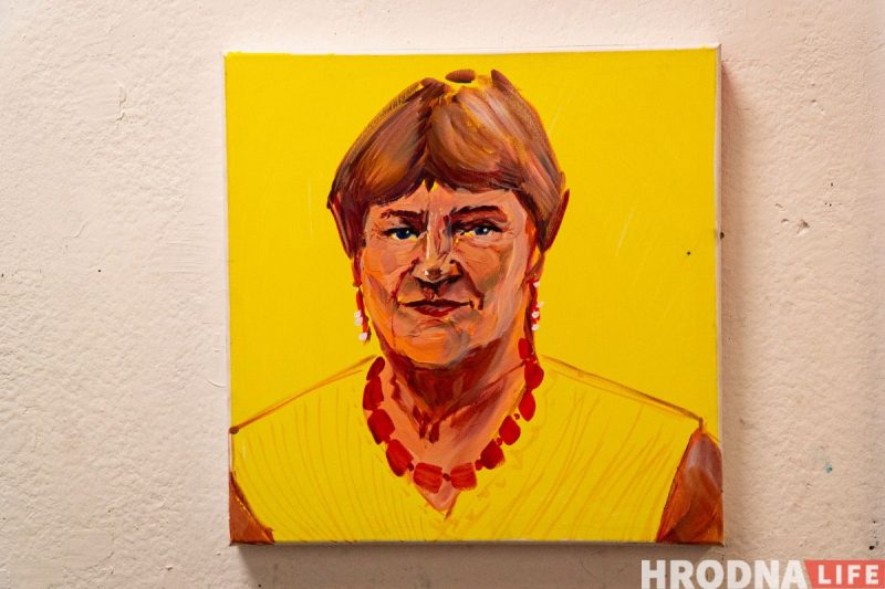 “Ёсць пагорак, з якога бачна Брэст”. Гродзенскі мастак-эмігрант паехаў у Цярэспаль, каб намаляваць Беларусь - і зрабіў выставу