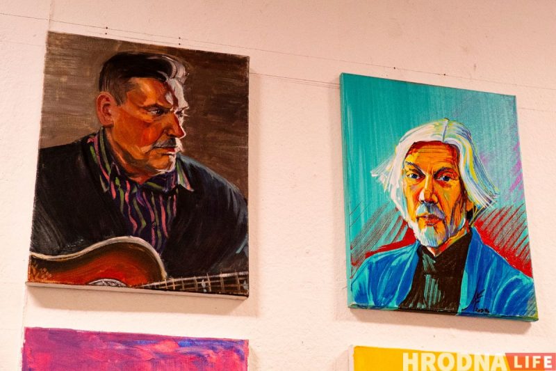 “Ёсць пагорак, з якога бачна Брэст”. Гродзенскі мастак-эмігрант паехаў у Цярэспаль, каб намаляваць Беларусь - і зрабіў выставу