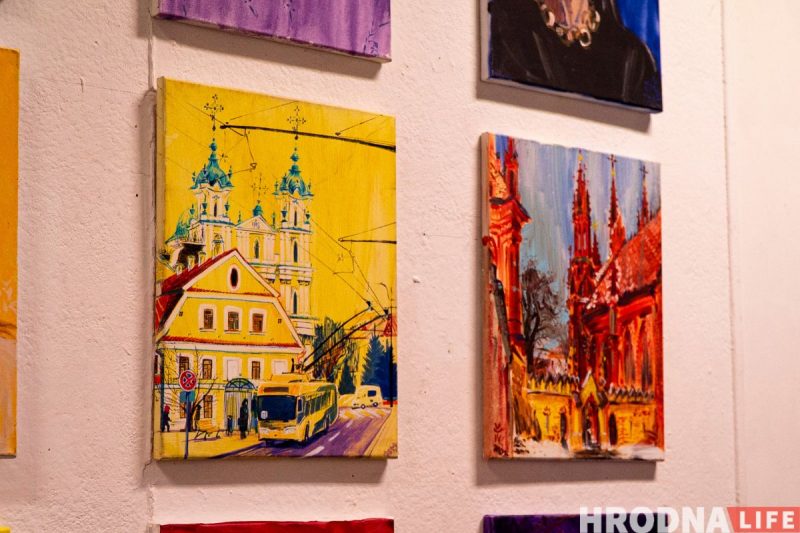 “Ёсць пагорак, з якога бачна Брэст”. Гродзенскі мастак-эмігрант паехаў у Цярэспаль, каб намаляваць Беларусь - і зрабіў выставу