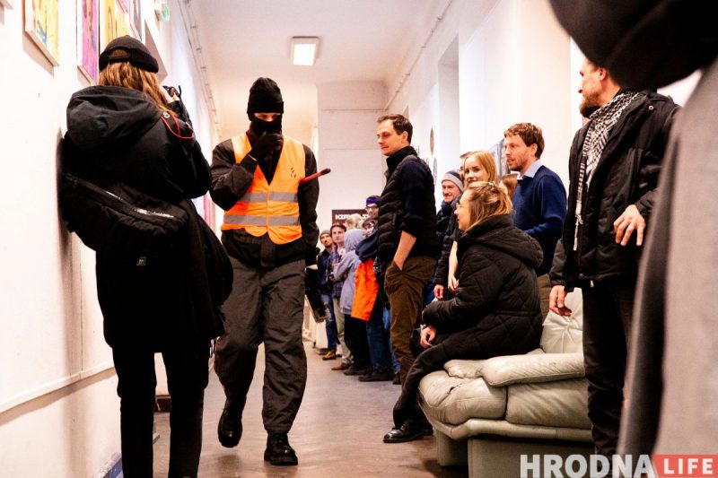 “Ёсць пагорак, з якога бачна Брэст”. Гродзенскі мастак-эмігрант паехаў у Цярэспаль, каб намаляваць Беларусь - і зрабіў выставу