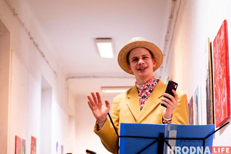 “Ёсць пагорак, з якога бачна Брэст”. Гродзенскі мастак-эмігрант паехаў у Цярэспаль, каб намаляваць Беларусь - і зрабіў выставу