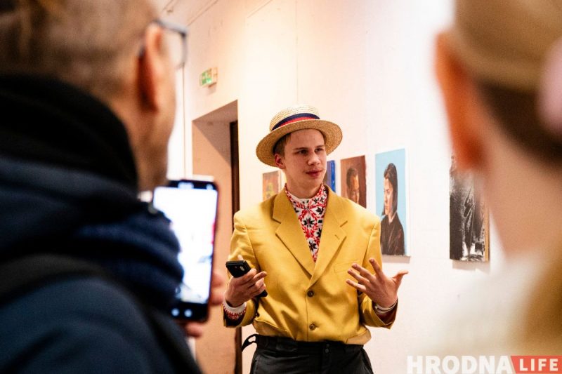 “Ёсць пагорак, з якога бачна Брэст”. Гродзенскі мастак-эмігрант паехаў у Цярэспаль, каб намаляваць Беларусь - і зрабіў выставу