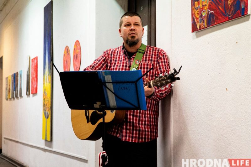 “Ёсць пагорак, з якога бачна Брэст”. Гродзенскі мастак-эмігрант паехаў у Цярэспаль, каб намаляваць Беларусь - і зрабіў выставу