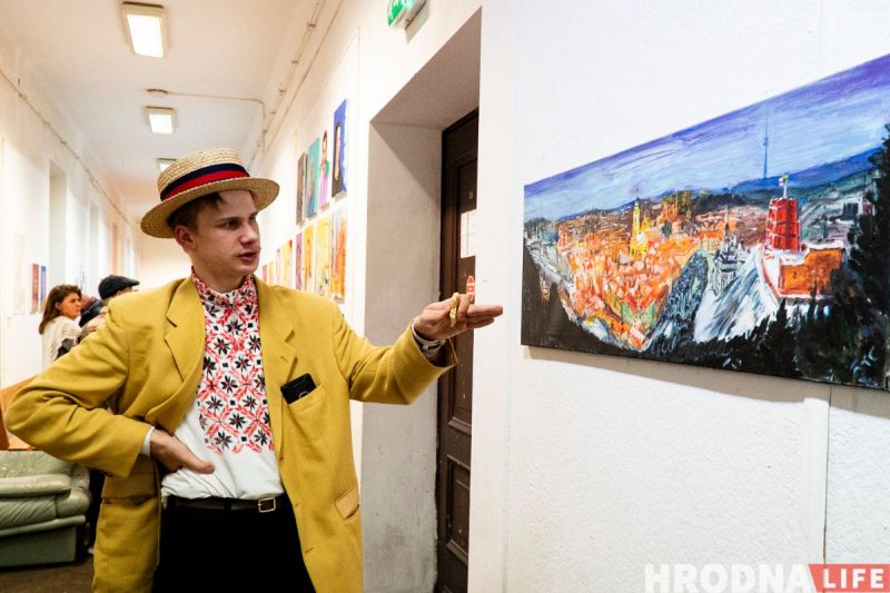 “Ёсць пагорак, з якога бачна Брэст”. Гродзенскі мастак-эмігрант паехаў у Цярэспаль, каб намаляваць Беларусь - і зрабіў выставу