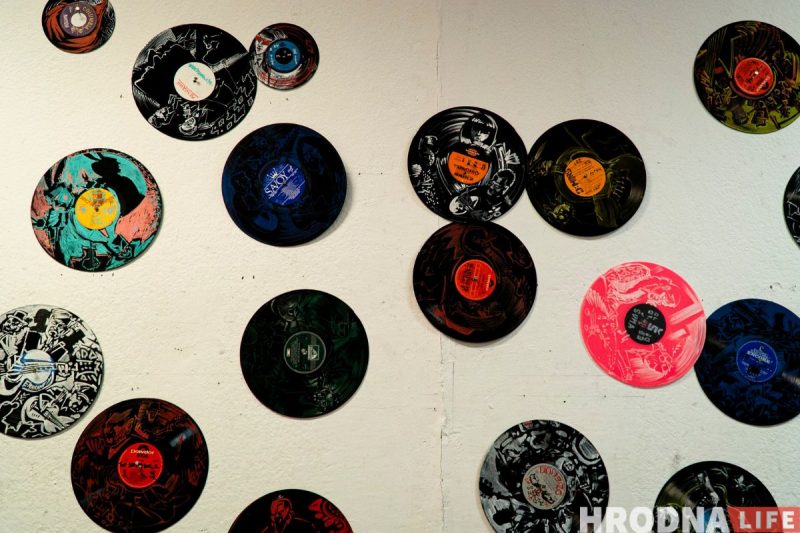 “Ёсць пагорак, з якога бачна Брэст”. Гродзенскі мастак-эмігрант паехаў у Цярэспаль, каб намаляваць Беларусь - і зрабіў выставу