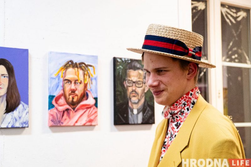 “Ёсць пагорак, з якога бачна Брэст”. Гродзенскі мастак-эмігрант паехаў у Цярэспаль, каб намаляваць Беларусь - і зрабіў выставу