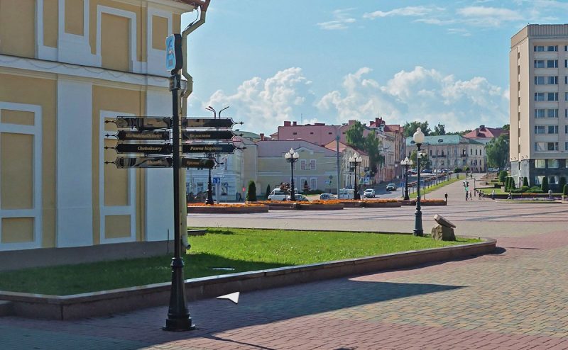 Турыстычны паказальнік паміж плошчамі Леніна і Тызенгаўза ў Гродне. Лета 2023. Скрыншот Hrodna.life з сэрвісу Яндекс.Карты