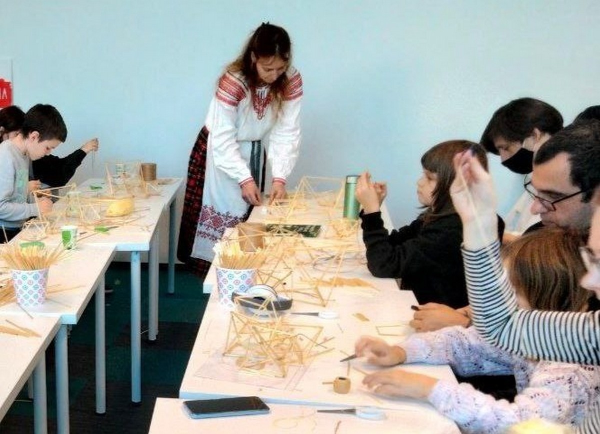 Анна ведет мастер-класс по изготовлению соломенных пауков