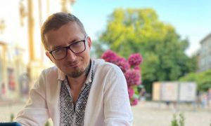 “Ва Украіне падчас вайны спакайней, чым у Грузіі без вайны”. Актывіст, валанцёр і гей расказаў пра сваю Украіну Валянцін Цішко ва Львове. Фота: героя