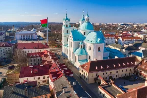Візуалізацыя флагштока на плошчы Савецкай у Гродне. Згенеравана рэдакцыяй Hrodna.life у нейрасетцы. Фота: Shutterstock.com via travel.by