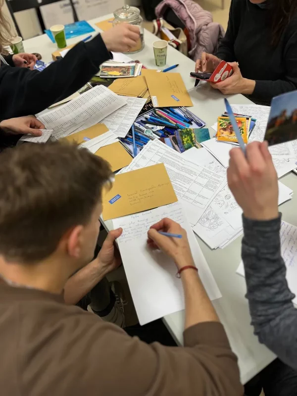 "У меня план по письмам". Белорусы Варшавы написали политзаключенным 3400 писем - какой путь они проходят?