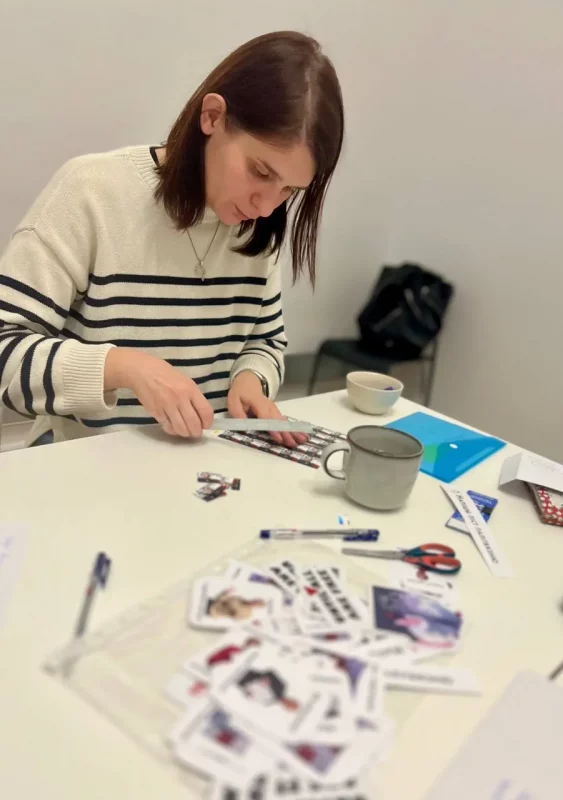 "У меня план по письмам". Белорусы Варшавы написали политзаключенным 3400 писем - какой путь они проходят?