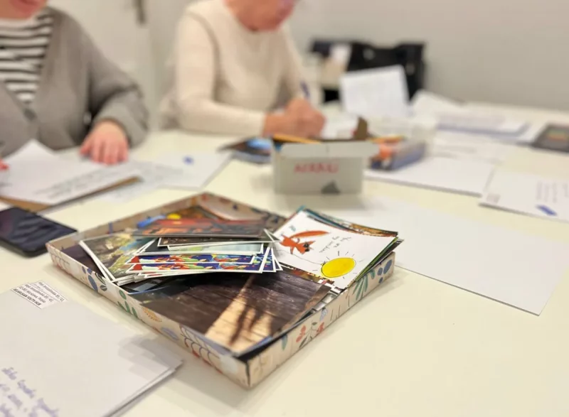 "У меня план по письмам". Белорусы Варшавы написали политзаключенным 3400 писем - какой путь они проходят?