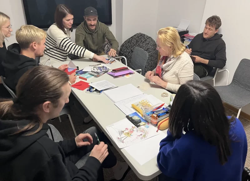 "У меня план по письмам". Белорусы Варшавы написали политзаключенным 3400 писем - какой путь они проходят?