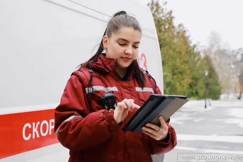 Фельчар Гродзенскай абласной станцыі хуткай дапамогі Лаліта Нікалаева носіць відэарэгістратар