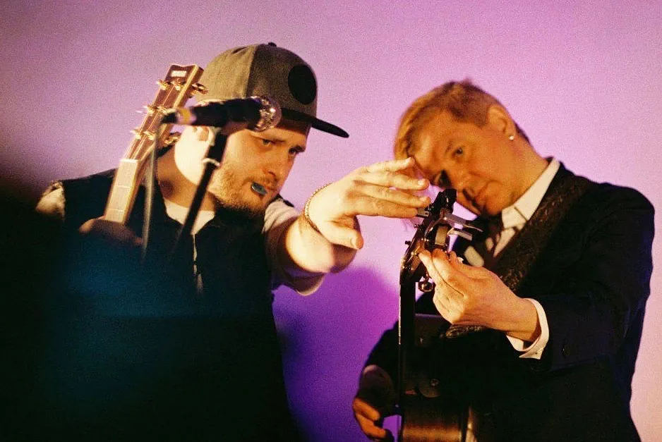 Левон Вольский выступает не только с большими электрическими концертами, но и акустическим дуэтом с гродненским гитаристом Павлом Трипутем