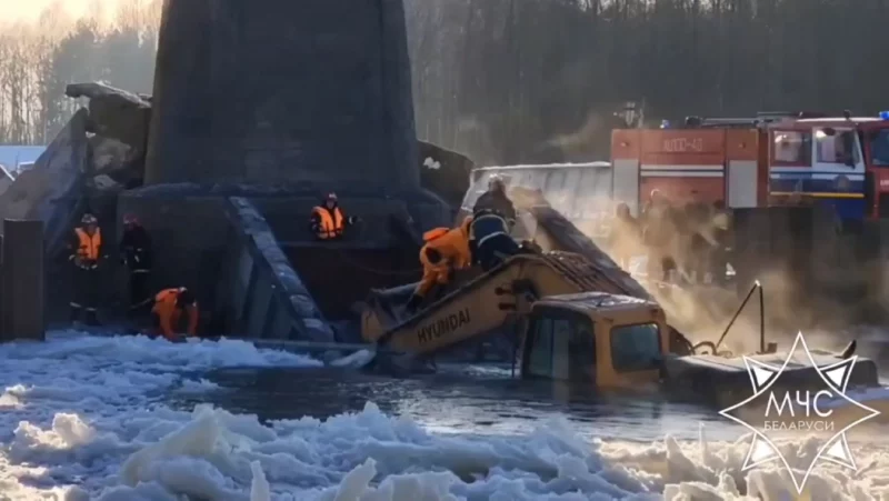 В Лидском районе обрушился мост на Немане: в реку упала техника и человек