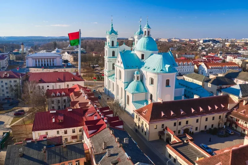 У Гродне адмовілі ўсім фірмам, якія прапанавалі пабудаваць флагшток на Савецкай Візуалізацыя флагштока на плошчы Савецкай у Гродне. Згенеравана рэдакцыяй Hrodna.life у есць. Фота: Shutterstock.com via travel.by