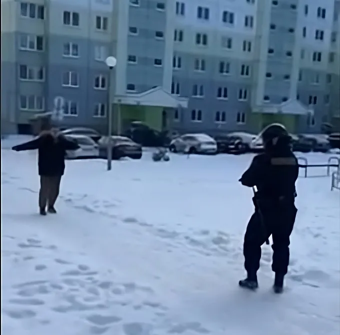 На Альшанцы мужчына з нажом пагражаў мясцовым і кідаўся на міліцыю. Хто гэта быў? мужчына з нажом у альшанцы