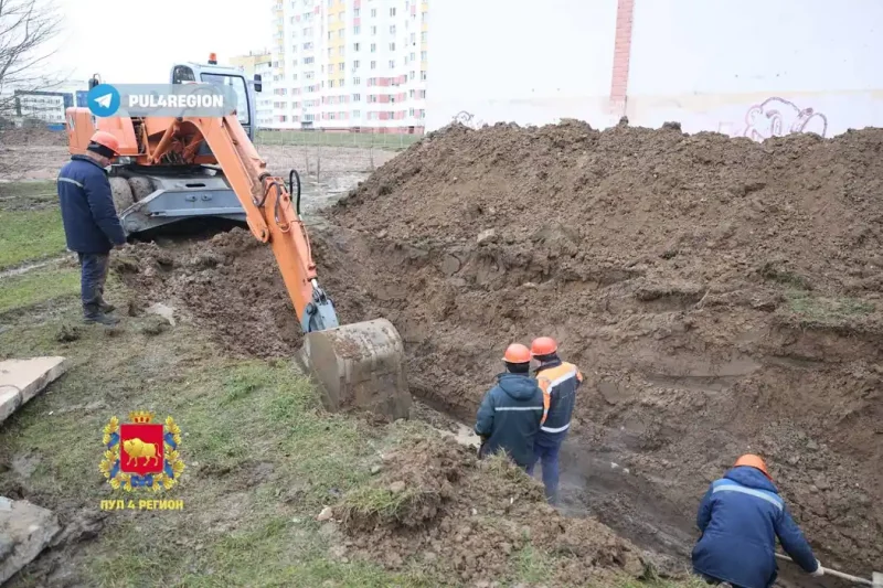 Три улицы в Гродно остались без воды и отопления: прорыв водопровода ликвидируют со второго часа ночи