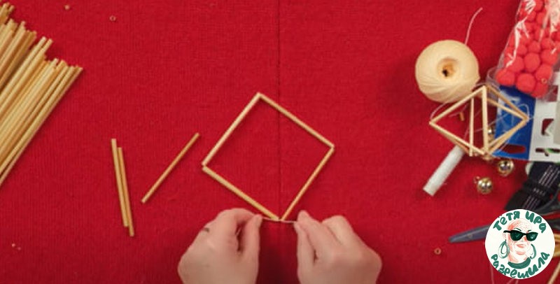 Спосаб раскладання саломак для зборкі актаэдра - першаснага модуля, з якіх складаецца павук