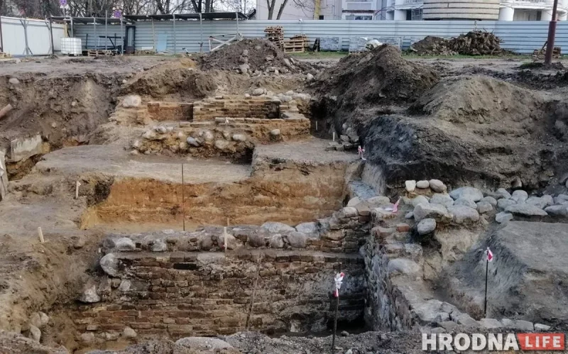 Археалагічныя раскопкі: навошта капаць у цэнтры сучаснага горада і як гэта трэба рабіць? Археалагічныя раскопкі ў Гродне на Замкавай у 2019 годзе, у час якіх знайшлі старыя падвалы. Іх у выніку не знішчылі, а захавалі ў час будаўніцтва зверху так званага "Дома рыбака"