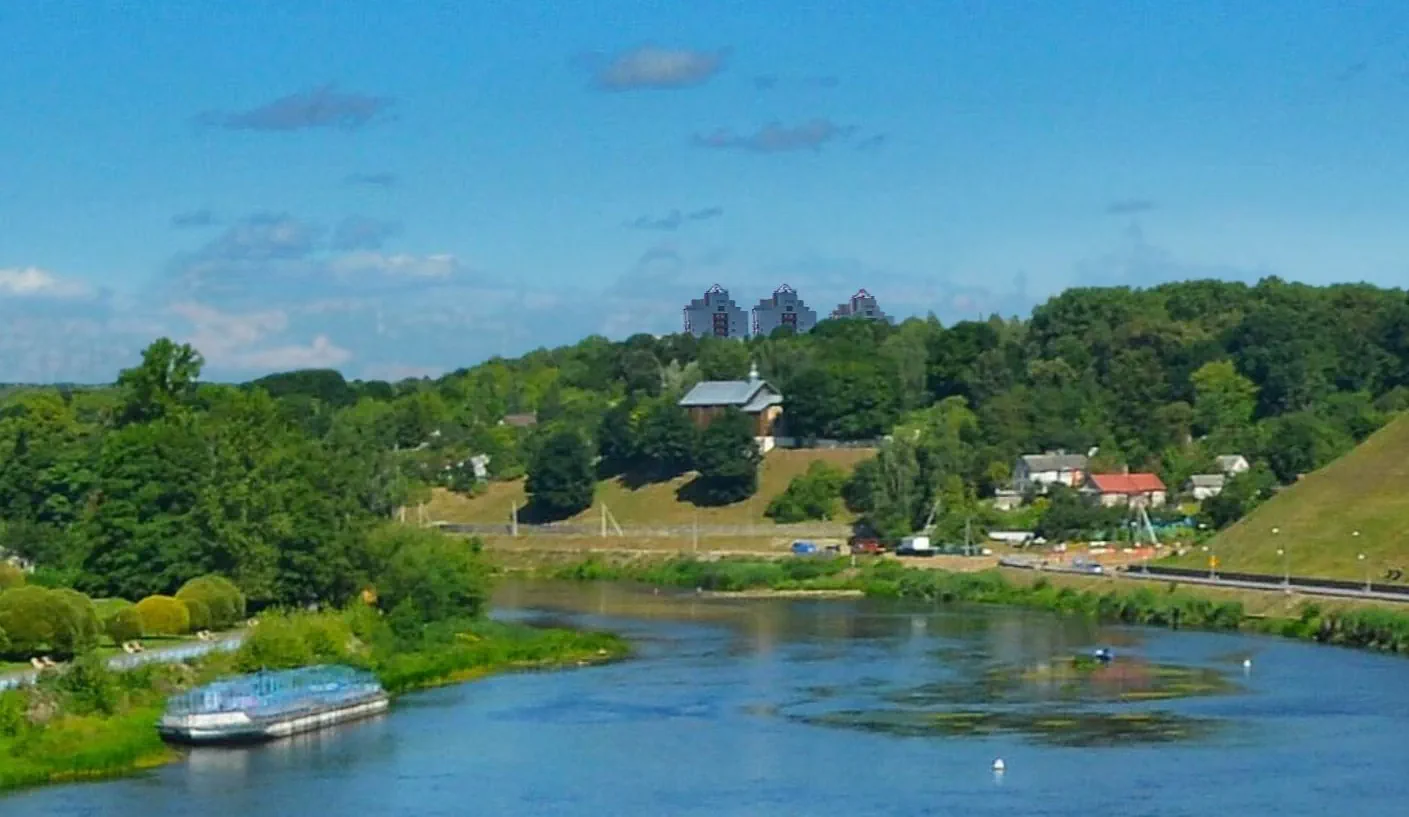 Вид на Каложскую церковь со Старого моста из сервиса Яндекс.Карты. Предполагаемый вид трех многоэтажек нового микрорайона «Золотой» добавлен редакцией Hrodna.life