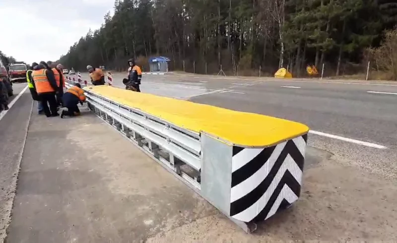 Безопасен даже при скорости 130 км/ ч: на М6 появился новый отбойник