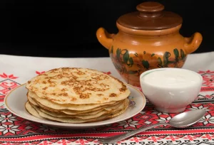З ікрой, мачанкай або малінавым джэмам. Дзе паесці бліноў у Гродне на Масленіцу Бліны на Масленіцу. Фота: iStock