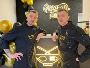 Заснавальнікі сушы-бара ў дзень адкрыцця памяшкання на Вялікай Траецкай.