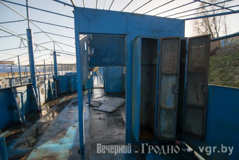 Бывший ресторан "Галера" на Немане отбуксировали из центра Гродно