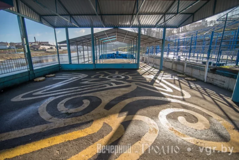 Бывший ресторан "Галера" на Немане отбуксировали из центра Гродно