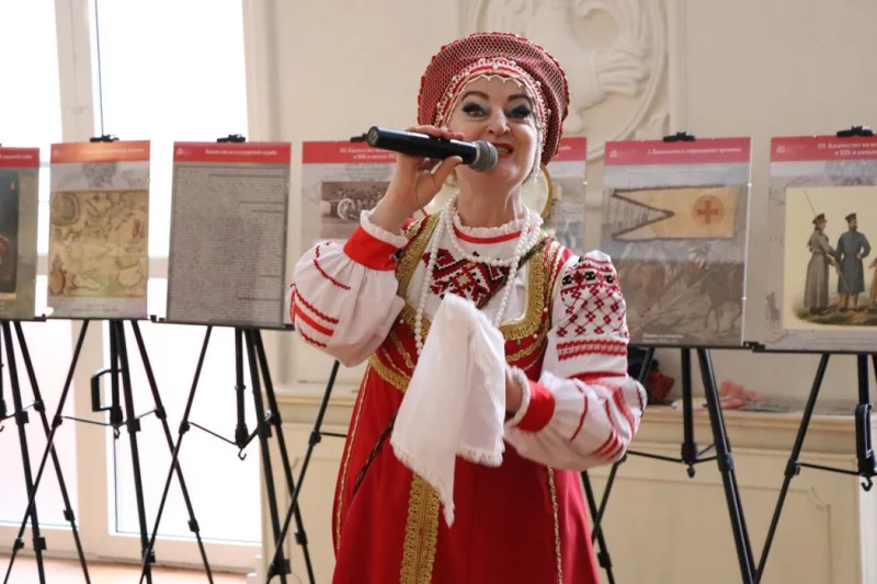 Працуюць з дзецьмі, займаюцца “агульнай гісторыяй”, выкрываюць “украінскіх неанацыстаў”. Што вядома пра Рускі дом, які адкрыюць у Гродне