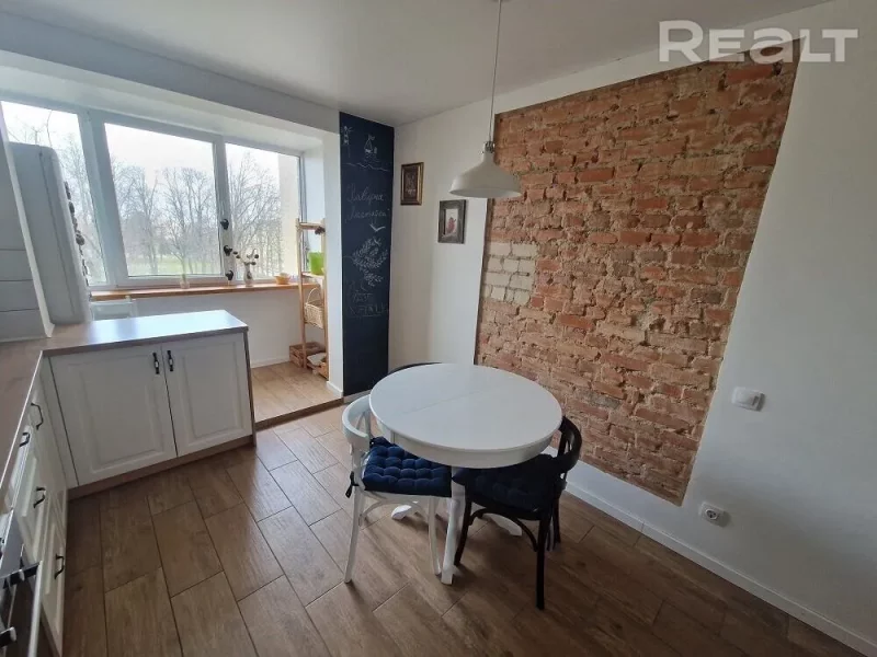 Нерухомасць тыдня: кватэра з выглядам на Нёман і Румлёва ў доме на могілках Кухня в квартире на Белуша