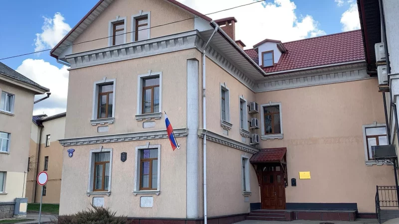 Працуюць з дзецьмі, займаюцца “агульнай гісторыяй”, выкрываюць “украінскіх неанацыстаў”. Што вядома пра Рускі дом, які адкрыюць у Гродне