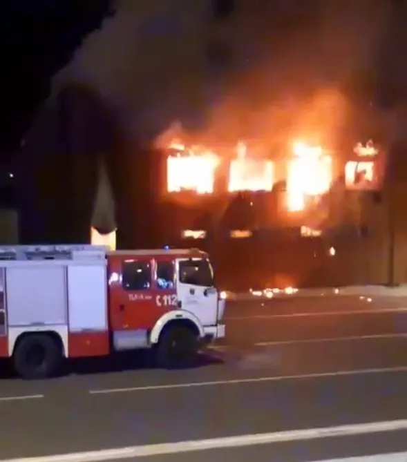 На літоўскай мяжы ў «Мядзінінкай» уначы згарэў будынак мытні: рух ужо адкрылі (абноўлена) пажар на літоўскай мяжы - відэа