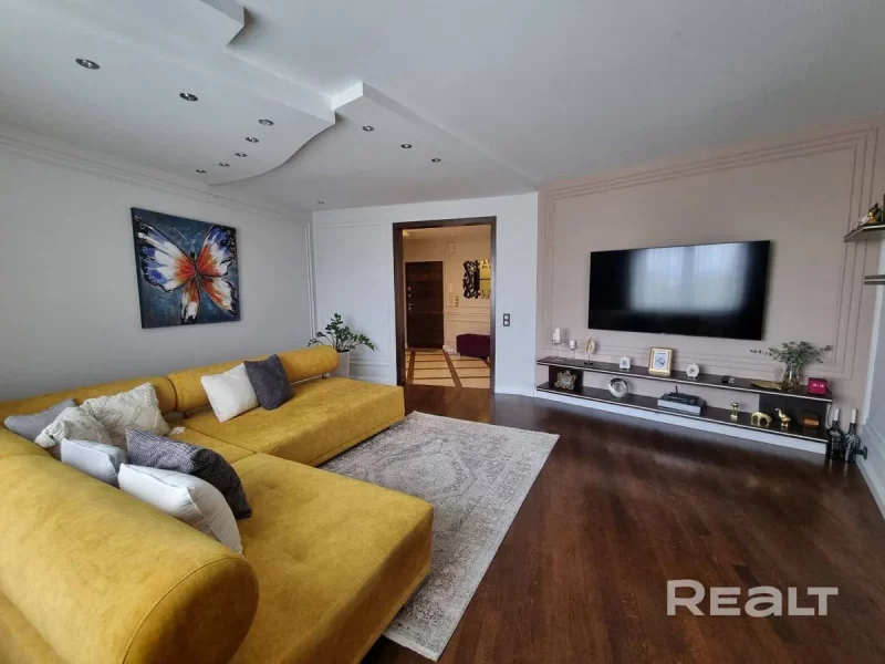 Нерухомасць тыдня: чатырошка ў "сініх дахах" з відам на парк і мэбляй на заказ Кватэра на Савецкіх пагранічнікаў.