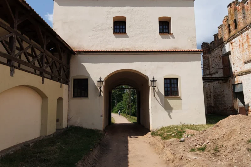 В планах – восточная башня. Как сейчас выглядит Любчанский замок, который восстанавливают уже 21 год?