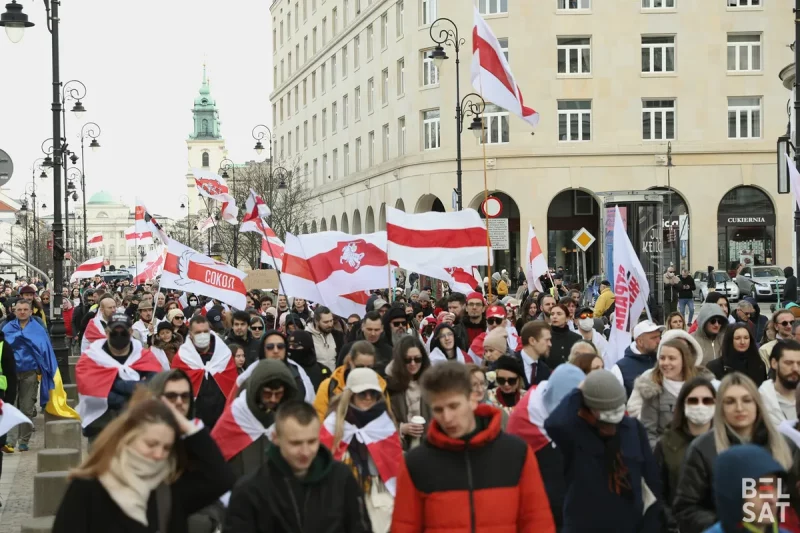 Ва ўдзельнікаў святкавання Дня Волі за мяжой абяцаюць забраць маёмасць у Беларусі Фота ілюстрацыйнае: святкаванне Дня волі ў Варшаве ў 2024 г.