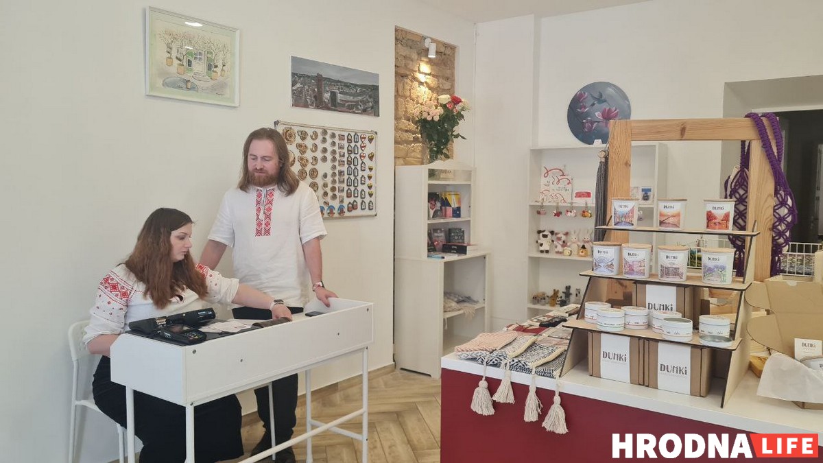 Дмитрий и Ольга Фурмановы в магазине "Кропка"