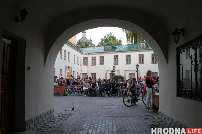 Фестываль у дворыку музея гісторыі рэлігіі.