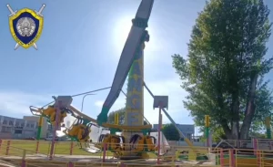 Атракцыён у Лідзе, з якога з вышыні выпала дзяўчынка. Скрыншот відэа СК