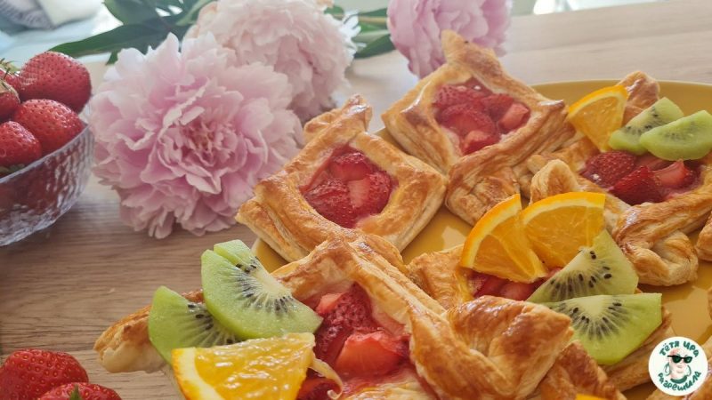 Спячыце самі і пачастуйце сяброў. Тры рэцэпты да дня выпечкі Слойкі з трускаўкамі і садавінай. Просты рэцэпт да Сусветнага дня выпечкі