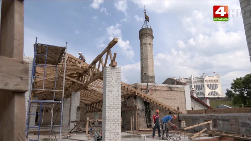 Трубу с флюгером сохранят, из чердака сделают мансарду. На гродненском пивзаводе начали менять крышу