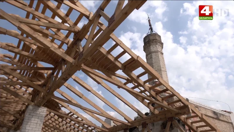 Трубу с флюгером сохранят, из чердака сделают мансарду. На гродненском пивзаводе начали менять крышу