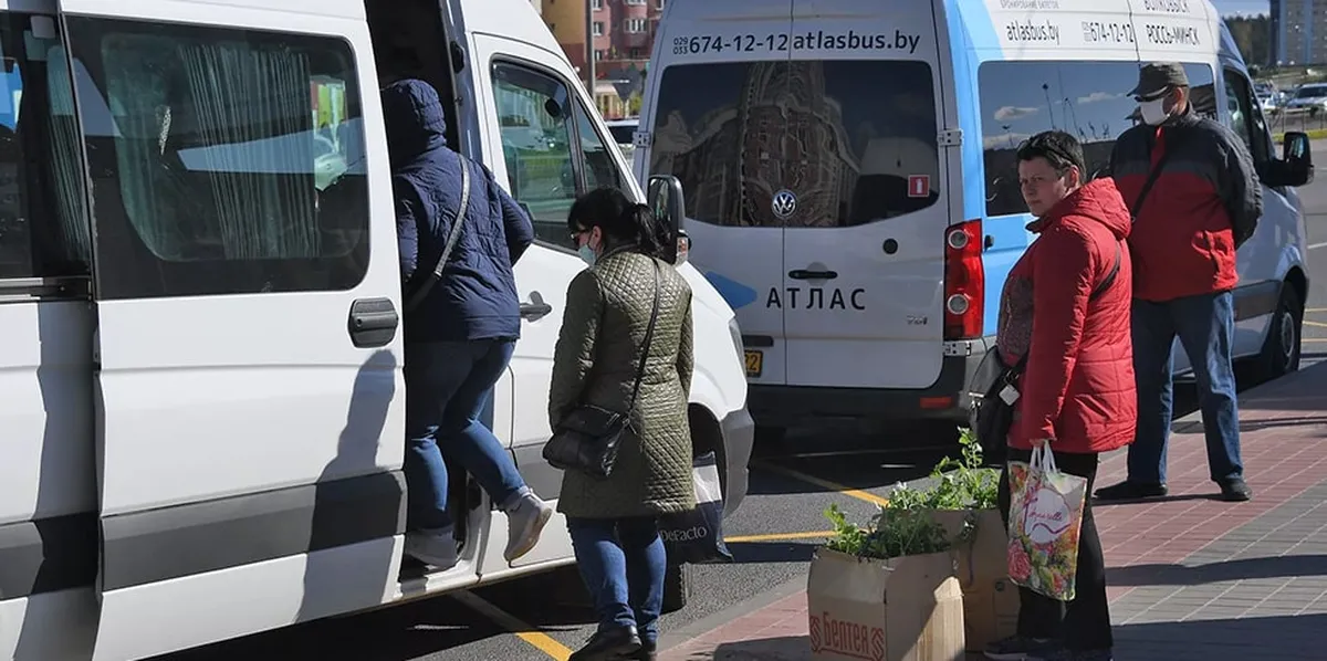 маршрутка з пасажырамі