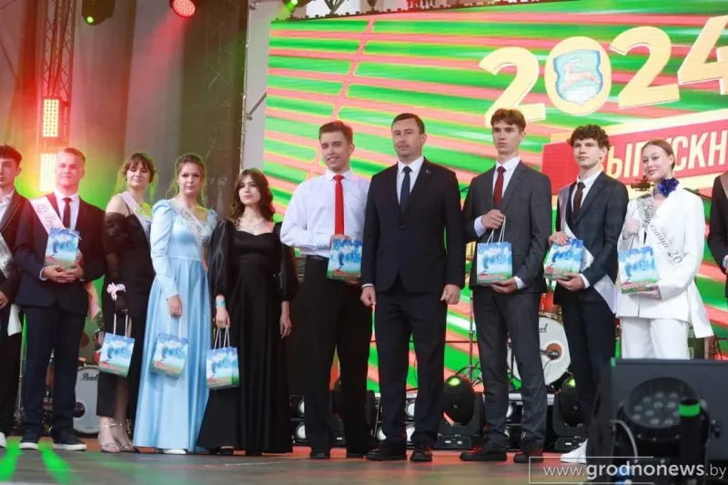 Городской выпускной в Гродно – 2024: награды от Андрея Хмеля