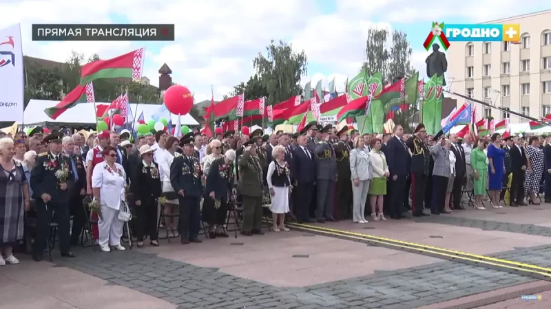 Чалавек-цукар, бетонамяшалка і гіганцкая каўбаса. Што паказалі на аўтапарадзе ў Гродне ў Дзень незалежнасці