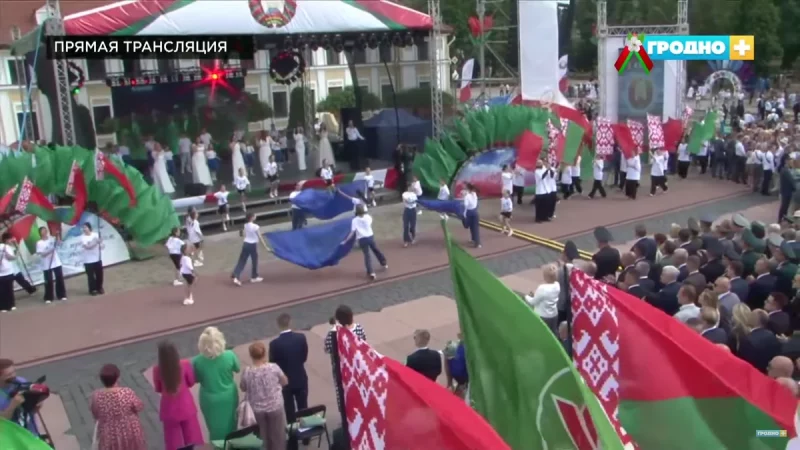 Чалавек-цукар, бетонамяшалка і гіганцкая каўбаса. Што паказалі на аўтапарадзе ў Гродне ў Дзень незалежнасці